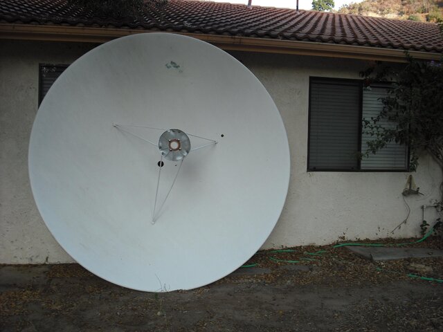 dish against hoiuse.JPG