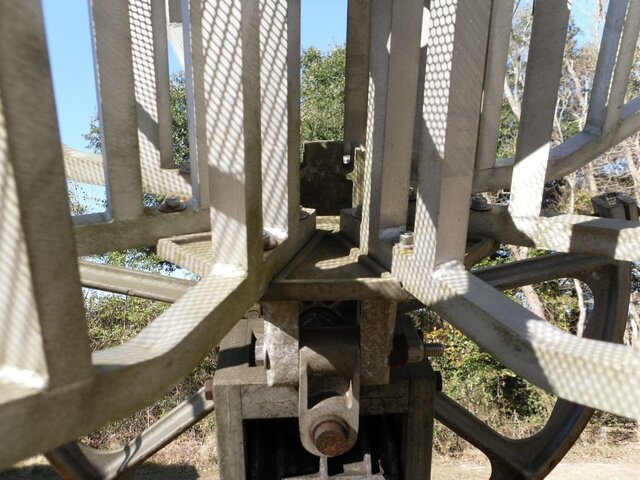 Bottom plate bolts.jpg